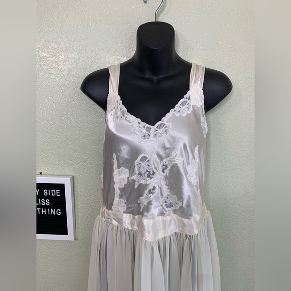 Rare Vintage Victoria Secret Embroidered Night Gown W/ Matching Robe One Size - Picture 3 of 16